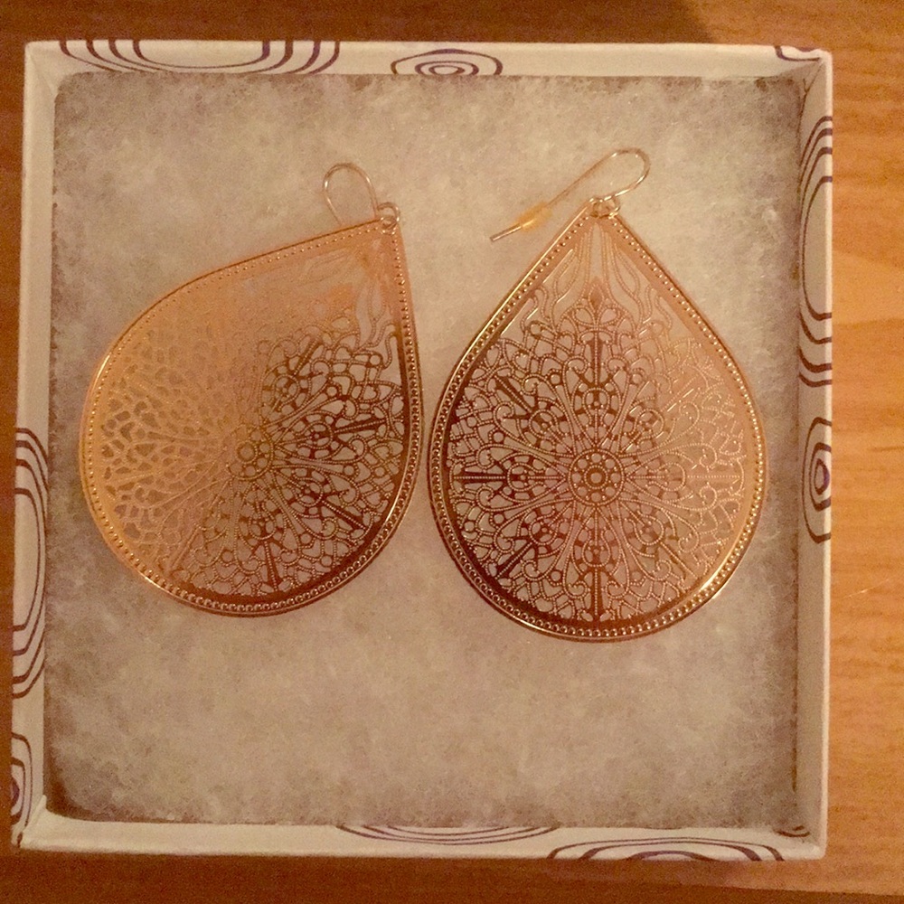 Pretty gold earrings!